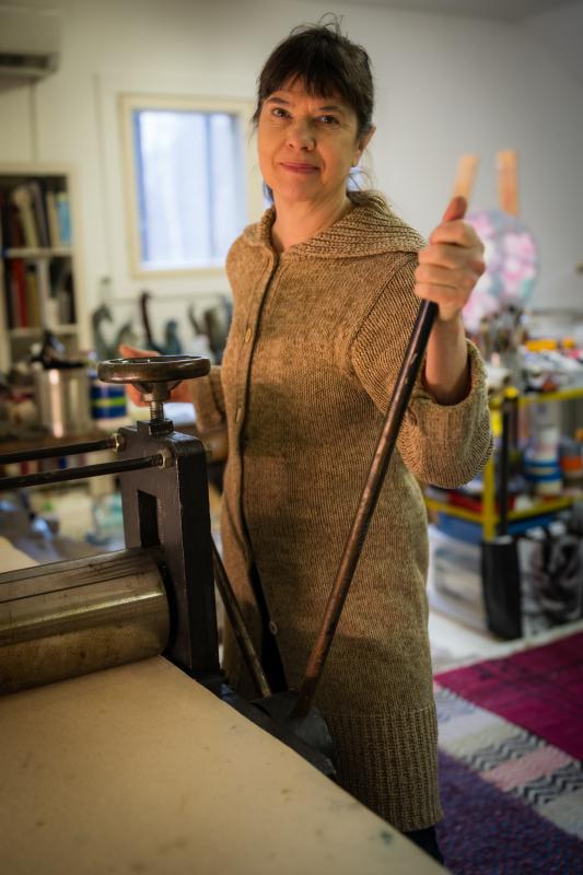 Merja ateljeessa, Kuva Mika Tuomola