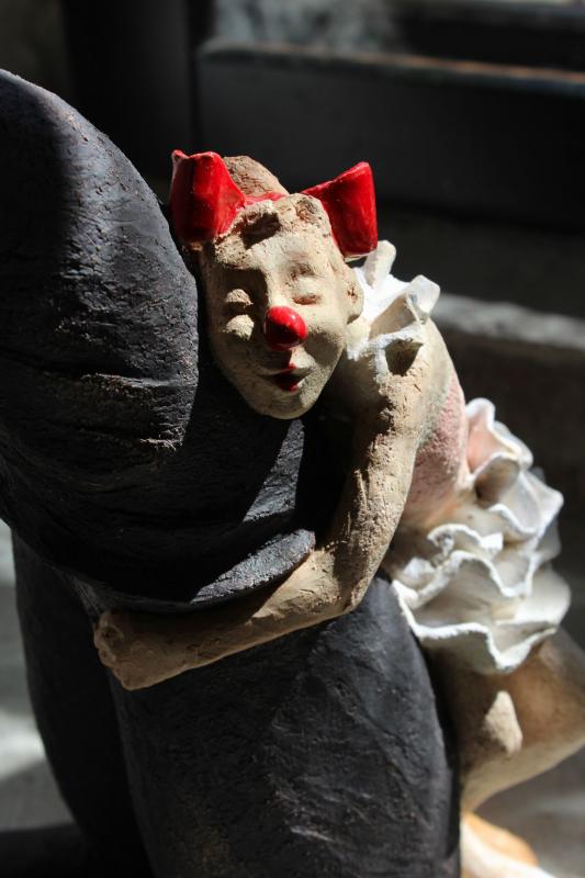 Teoksesta Rauhanlippu, käsinrakennettu keramiikka,  detalj av en skulpture, handgjortkeramik