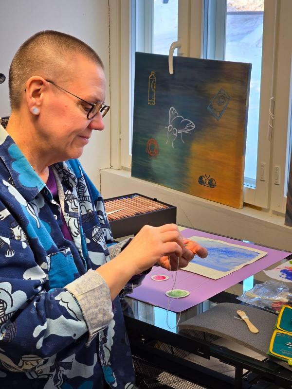 Nina Lappalainen työhuoneellaan