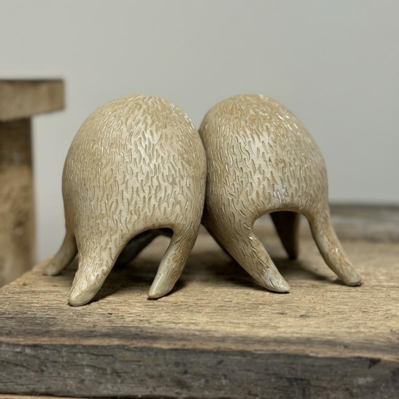 Bokstöd i stengods gjorda av Nicolina Eklund 2025. 24x8x11 cm.