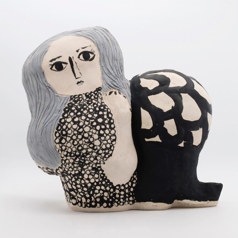 Jenni Tuominen, Buutsit, keramiikka, 29 x 31 x 20 cm, 2024.