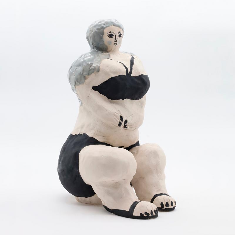 Jenni Tuominen, Bikini, keramiikka, 35 x 17 x 25 cm, 2024.