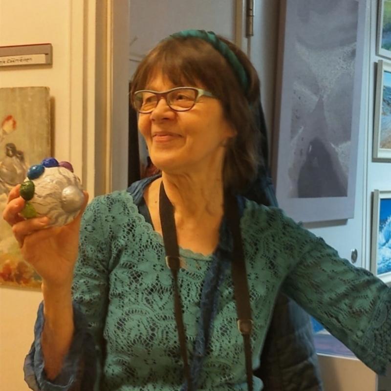 Seija Kääriäinen työhuoneella