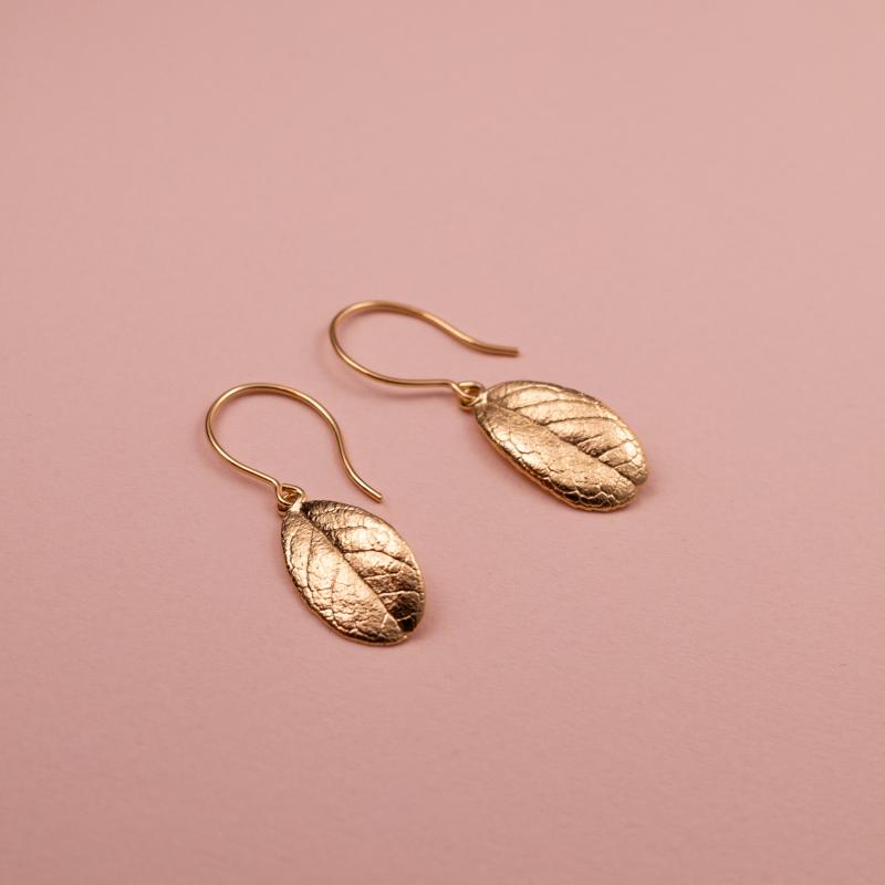 Eternal Lingon örhängen. Gjutna av färska lingonblad till guld.
Eternal Lingon korvakorut, valettu tuoreista puolukanlehdistä kullaksi.
Eternal Lingon Earrings, cast from fresh lingonberry leaves in gold.