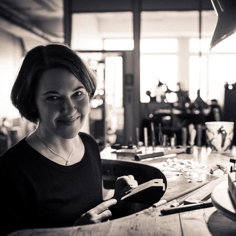 Lina vid sitt guldsmedsbord
Lina at her goldsmith’s bench
Lina kultasepänpöytänsä ääressä
Lina at her goldsmith’s bench
