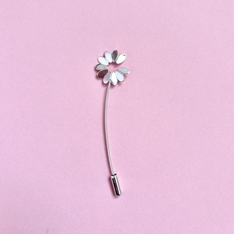 Daisy, brosch i silver
Daisy, hopeinen rintakoru
Daisy, brooch in silver