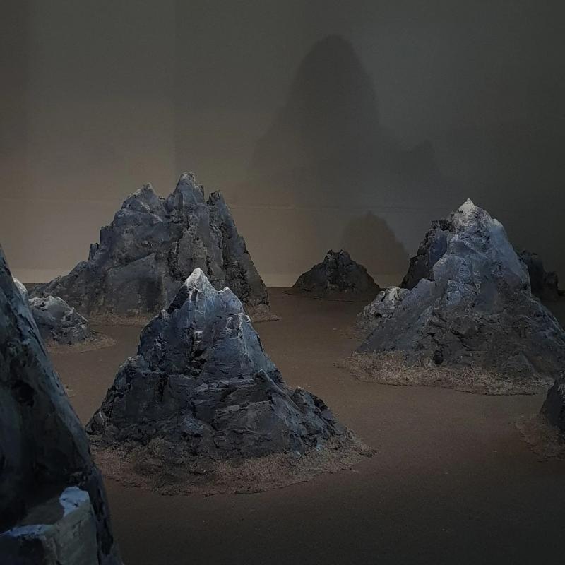 Erika Erre, Matka (yksityiskohta), sekatekniikka, mitat vaihtelevat installoinnin mukaan yksittäisten vuorten ollessa halkaisijaltaan keskimäärin muutamia kymmeniä senttimetrejä, 2024