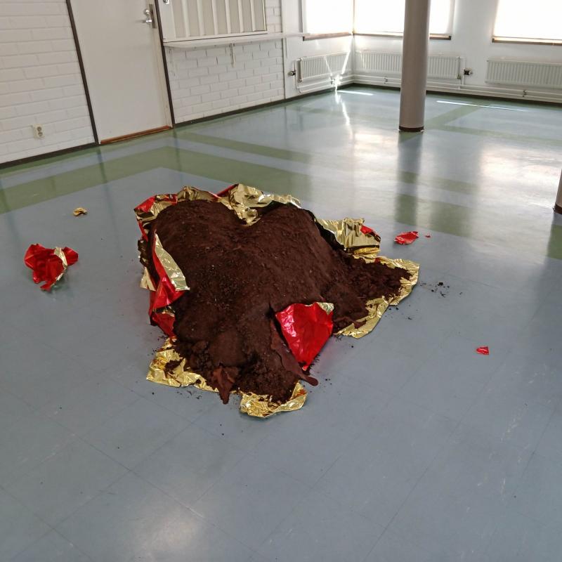 Erika Erre, Remember Your First Love, multa, suklaa, sekatekniikka, 2025