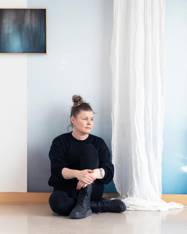 Henkilökuva Maria Kärkkäisestä installaation "Väli(ssä)tila ja valo" äärellä, 2024.