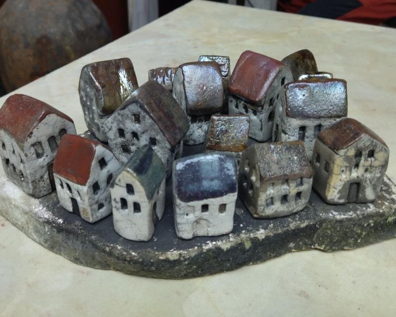 Leena Hietamies_Poltettu kylä_20 x 35 cm_rakukeramiikka_2025