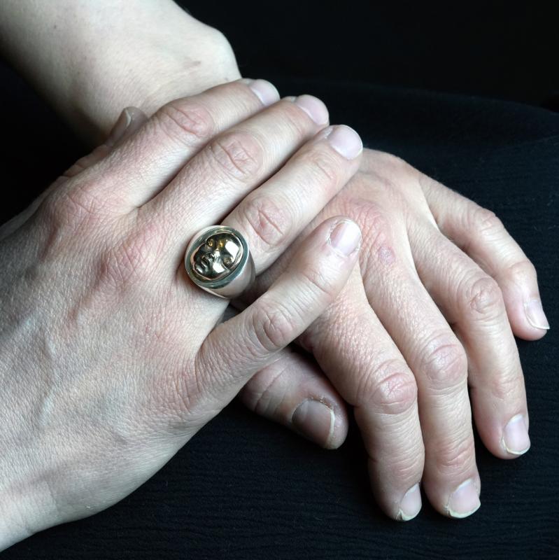 Vauva -sinettisormus, 925 hopea ja pronssi, 2023.