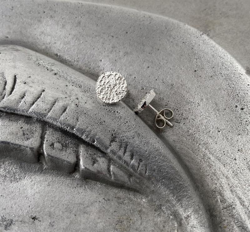 Tapetti -korvanapit, 925 hopea, 2025.