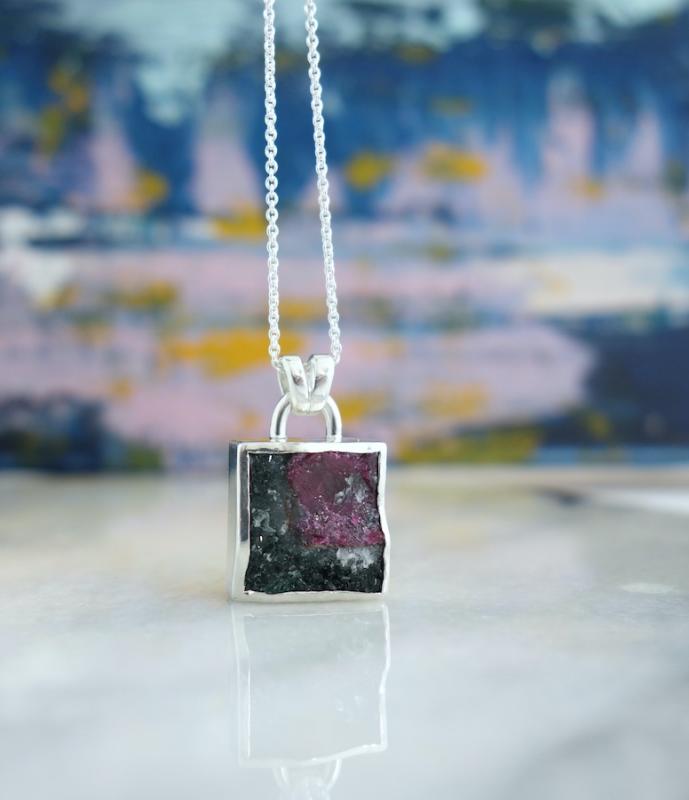 Suvi Ärling, rubiinizoisiittiriipus, 925 hopea, 15,5 cm x 2.5 cm, 2025.