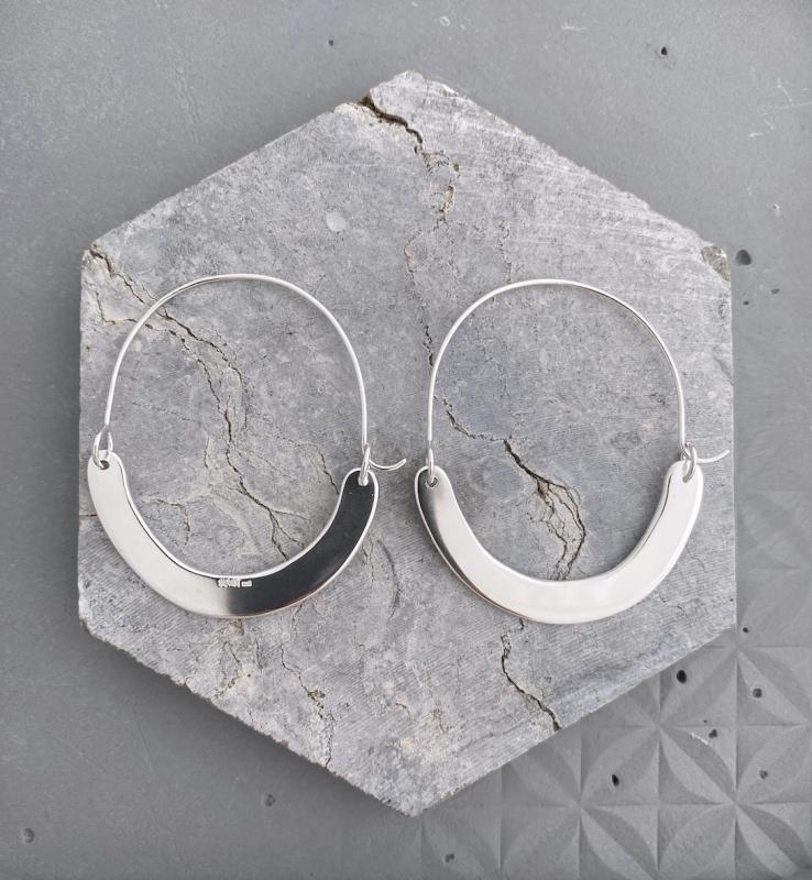 Suvi Ärling, Sway-korvarenkaat, 925 hopea, 5 cm x 6 cm, 2025.