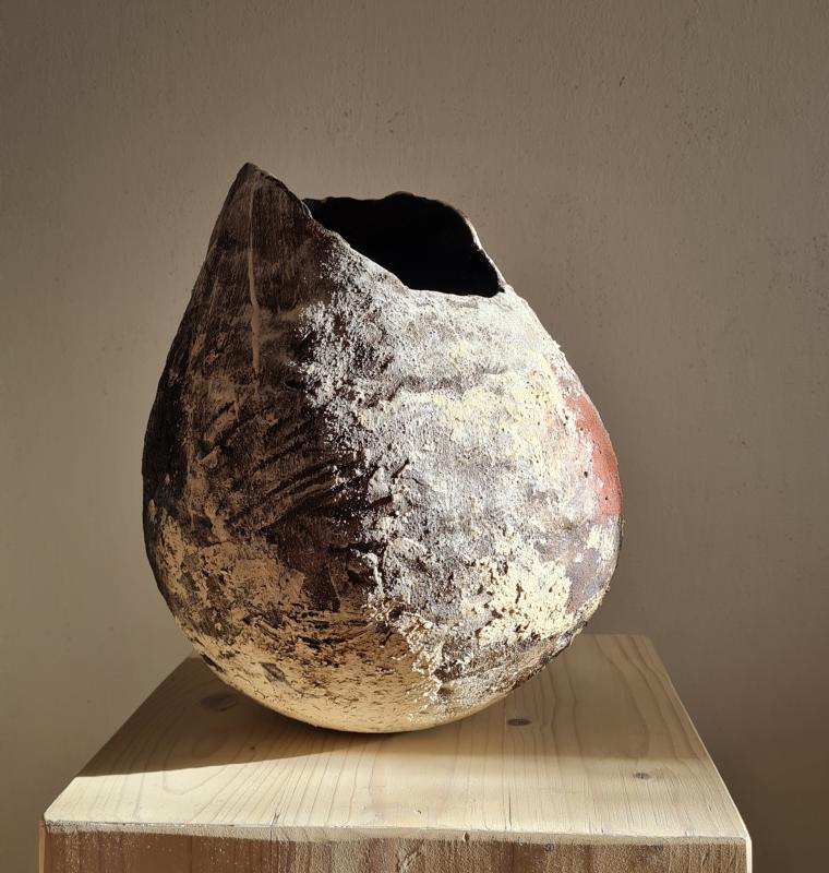 Tiina Nolte, Huojuva ruukku, keramiikka, ca. 30x25 cm