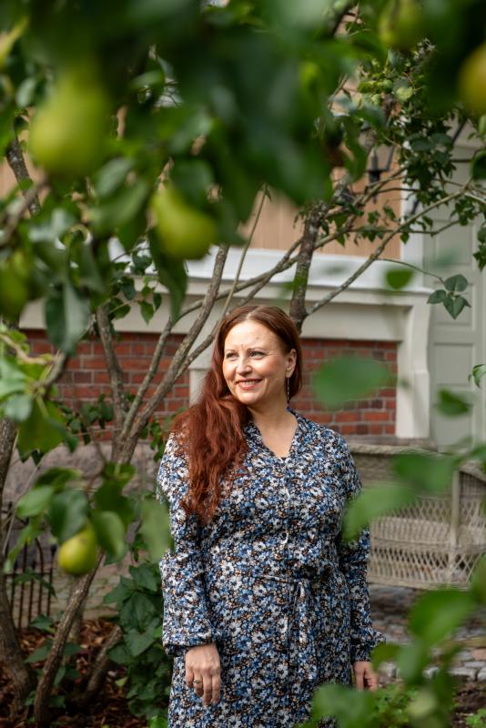 Kuvataiteilija Petra Streng Taidekoti Strengin puutarhassa