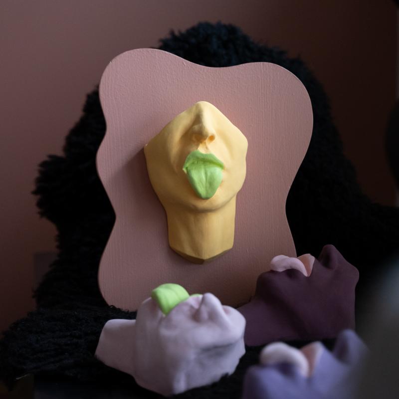 Studio Sanna Leinonen, Attitude reliefi, valettu kivitavara, 2025