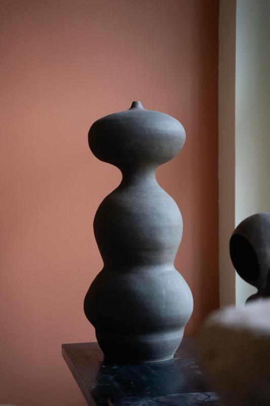 Sanna Leinonen, Om om omm, nauhadreijattu kivitavara, 2025