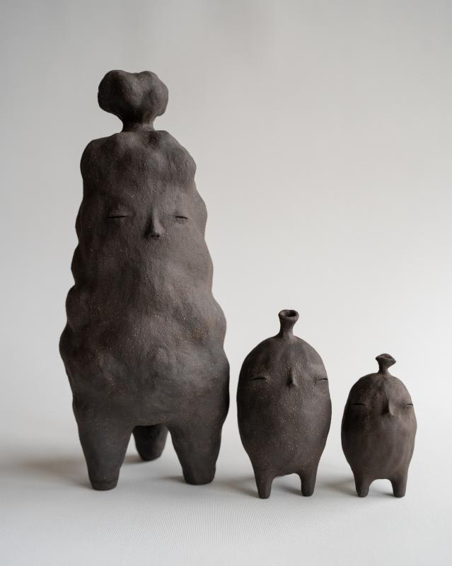 Sanna Leinonen, Tuittupäät, käsinrakennettu kivitavara, 2025