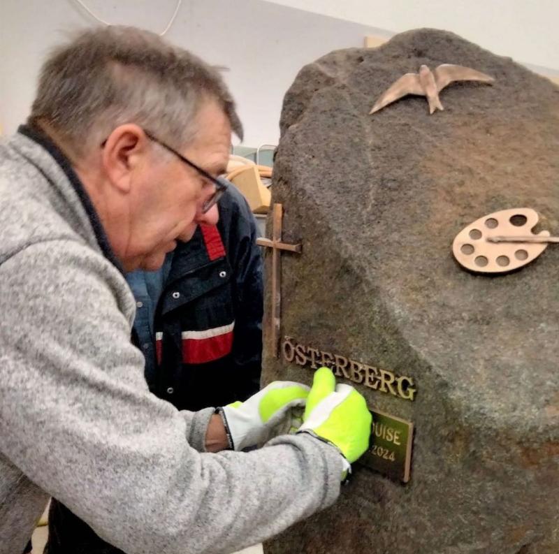 Fastsättning av skylt till gravsten