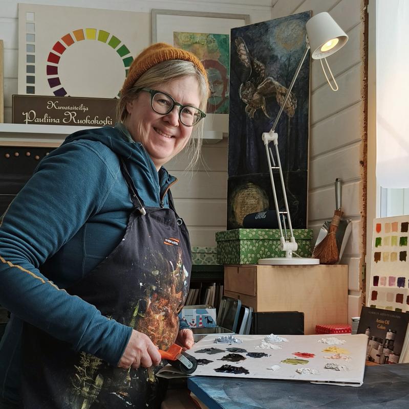 Pauliina Ruokokoski kotiateljeessa maalaamassa 2026