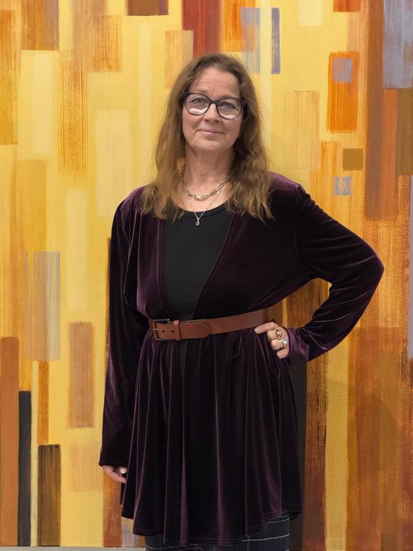 verk i bakgrunden: Ljusets befriande kraft, 2025, akryl / teos taustalla: Valon vapauttava voima, 2025, akryyli kankaalle / work in the background: The Liberating Power of Light, 2025, acrylic