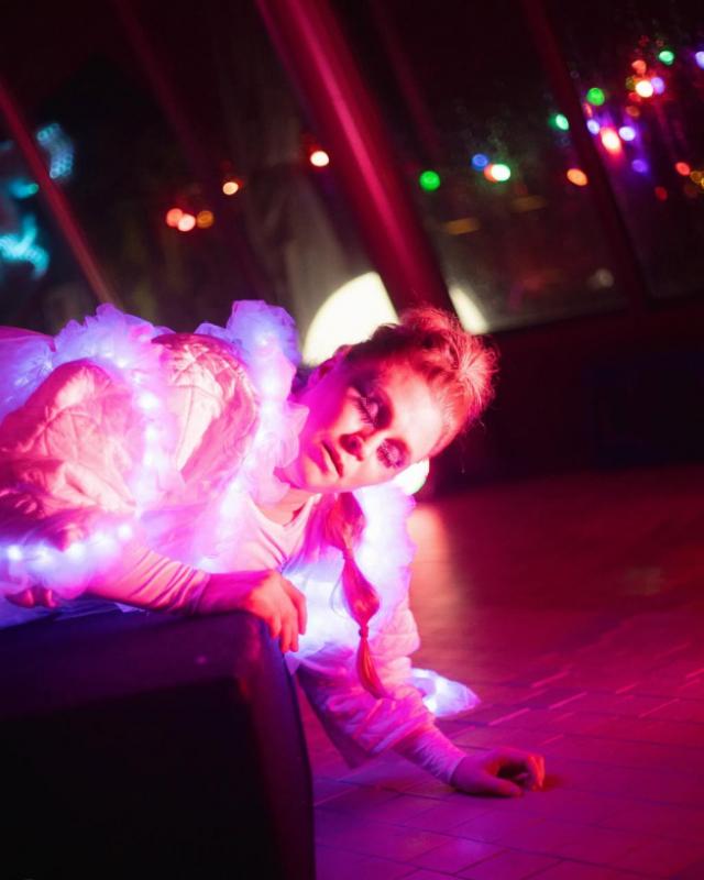 Elävät patsaat tanssiteoksen puvustus Kuva: Jakob Lahtinen