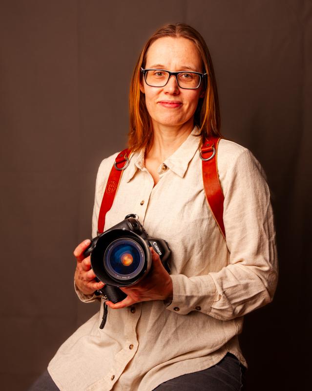 Lina Ede, "Lina - fotografen" / digitalfoto, 2026