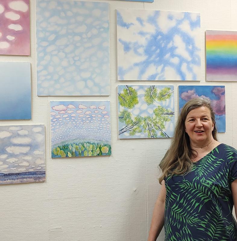 Hanna Räisänen työhuoneellaan