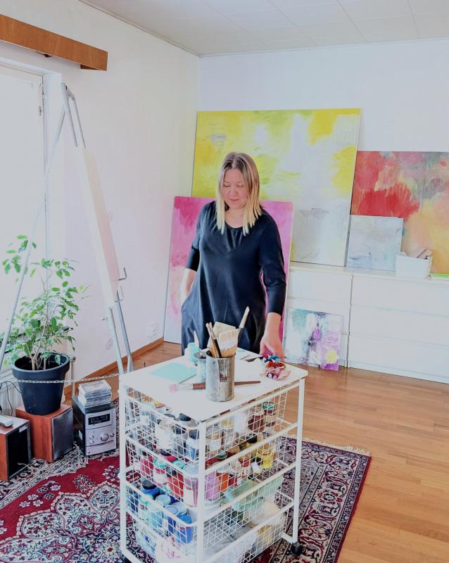 Kati Valkonen työhuoneellaan