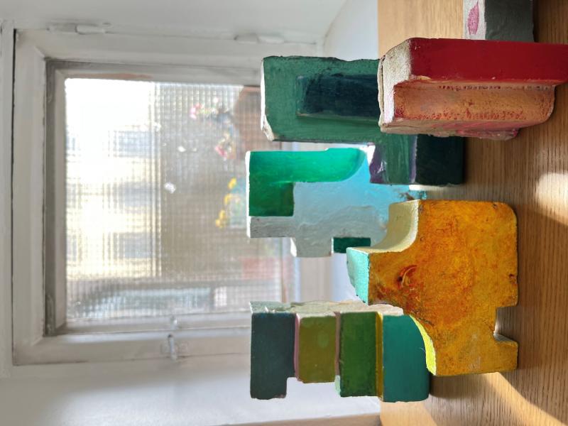 Recuerdot työhuoneen ikkunalla,  Kaisu Heikkilä,  akryyli ja öljy styroksille, 2025