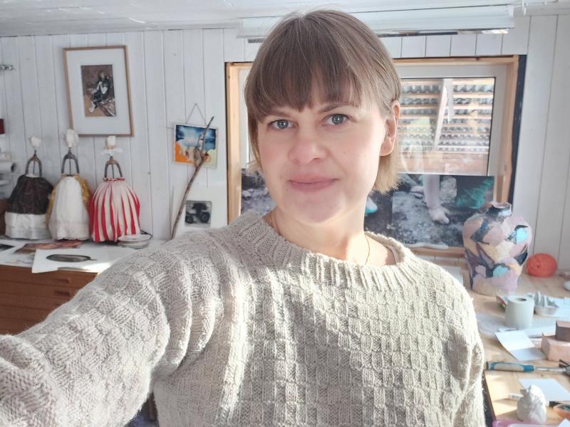 Maria Leppänen työhuoneellaan