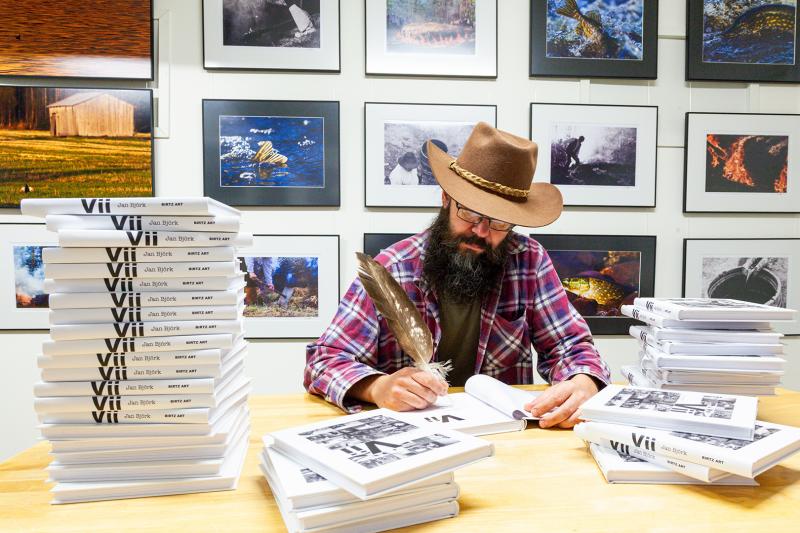 Signering av böcker i Birtz Art Gallery