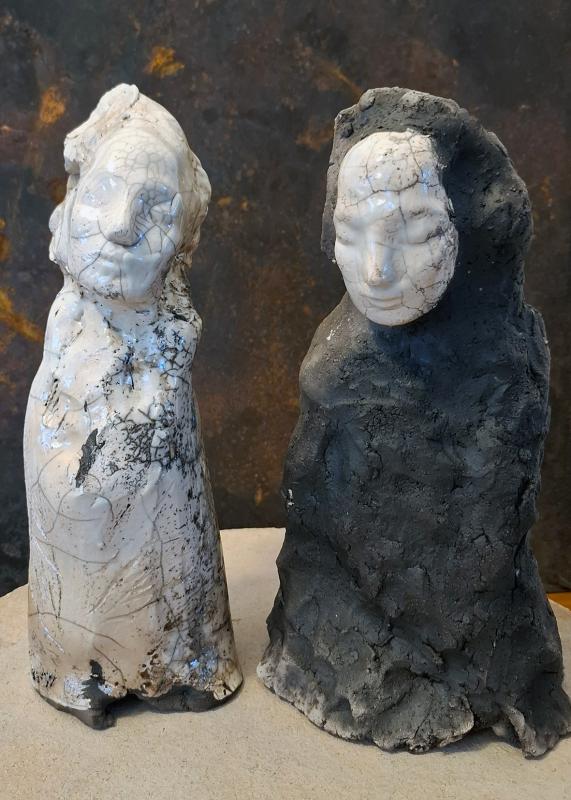 Suvi Komsa, Kulkijat -sarja 2026, raku, kork n. 20cm