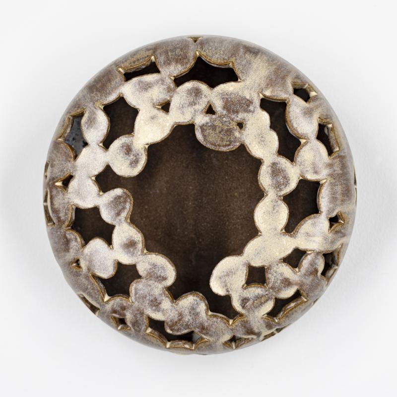 Jenni Ahonen, Puhjennut, Käsinrakennettu keramiikka /kivitavara, 23,5 x 23,5 x 8 cm, 2025.