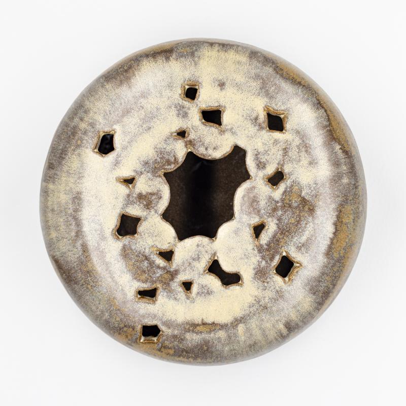 Jenni Ahonen, Avautuminen, Käsinrakennettu keramiikka /kivitavara, 24,5 x 24,5 x 9 cm, 2025.