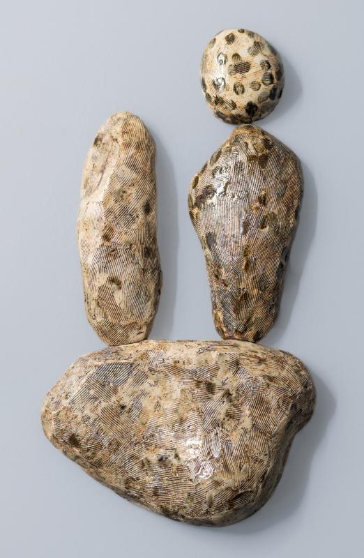 Jenni Ahonen, Vuoropuhelu, Käsinrakennettu keramiikka /kivitavara, 44 x 24 x 4,5 cm, 2026.