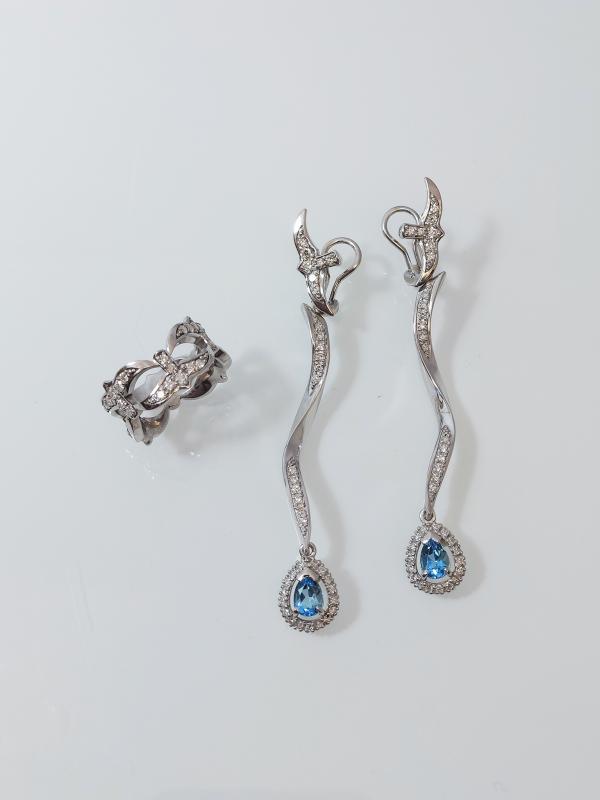 Leopold & Sandström, "Falken", Ring och örhängen i rodinerat silver med syntetiska diamanter och blå topas, 2024 
(Rhodium plated silver, laboratory-grown diamonds, blue topaz)
(Rodinoitu hopea, laboratoriokasvatettuja timantteja, topaasipisarat)