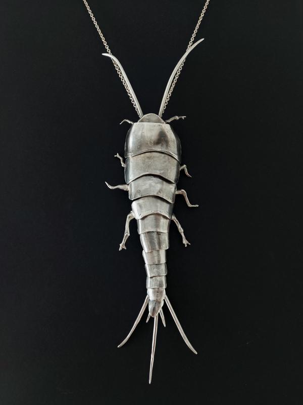 Korukunst, "Silverfisk", halsband i silver, 27x8cm, 2022