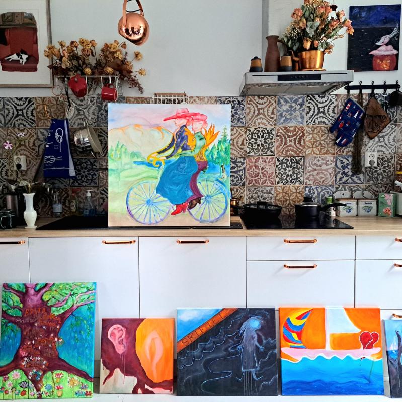 useita teoksia kuvattuna kotonani, kaikki akryylimaalauksia