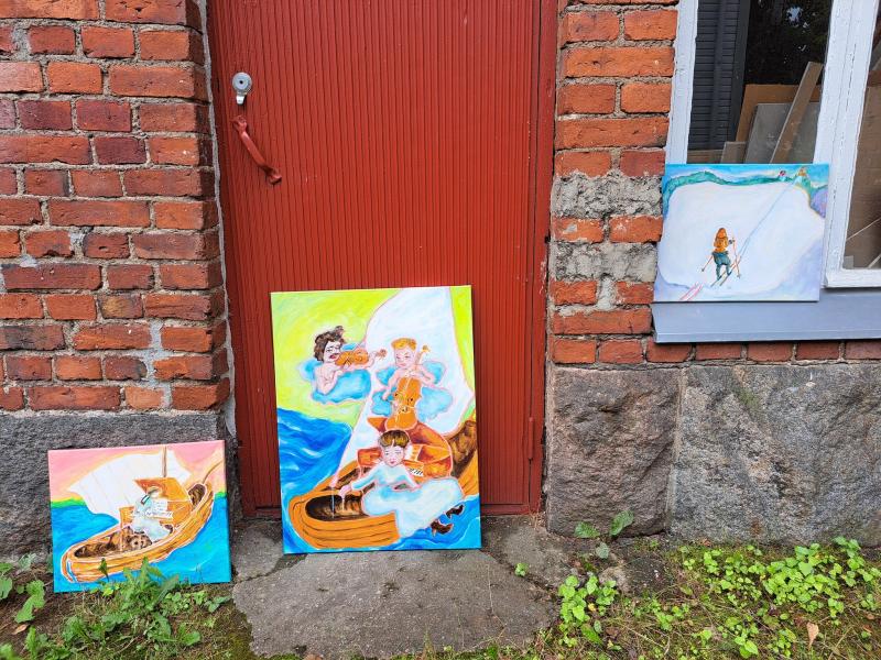 useita maalauksia kuvattuna varaston edessä, koot 50x40, 60x80 ja 50x40