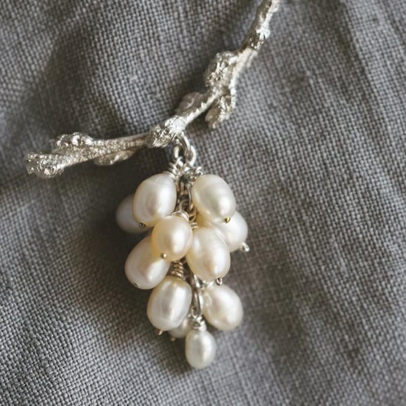 Eveliina Karhio; Rypäle rintakoru; hopea ja helmet. 2024