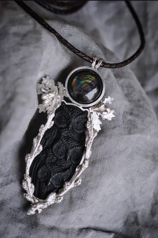 Eveliina Karhio; Tammipöllöriipus; hopea, onyx ja spektroliitti 2025