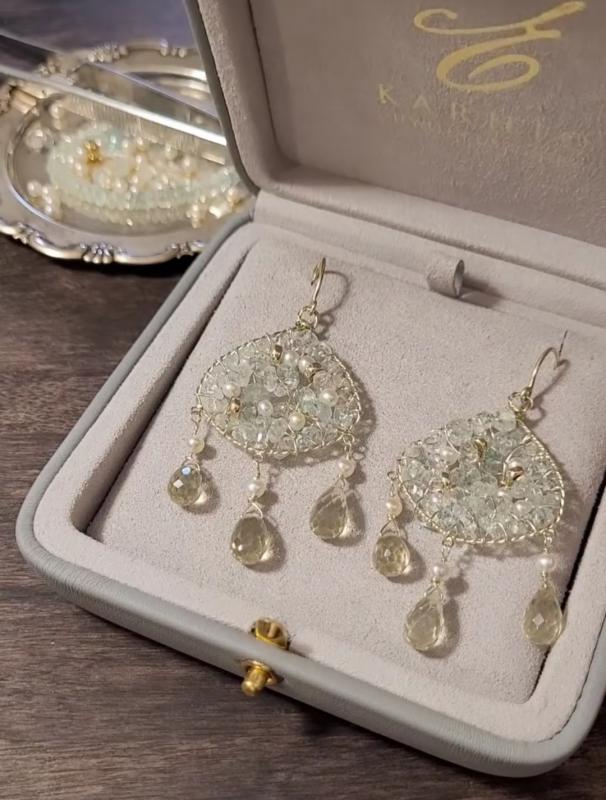 Eveliina Karhio; Kuura-korvikset; kulta, jalokivet ja helmet. 2025