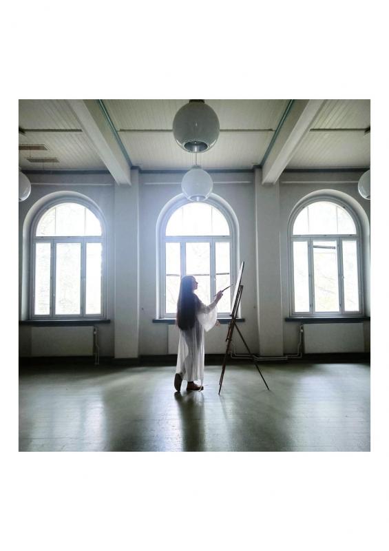 Kuvataiteilija Saija Candelin ateljeessaan