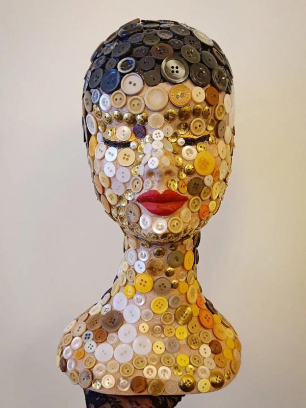 Saija Candelin: Esmeralda 2026. Veistos kierrätysmateriaaleista. Korkeus 42 cm leveys 28 cm. 