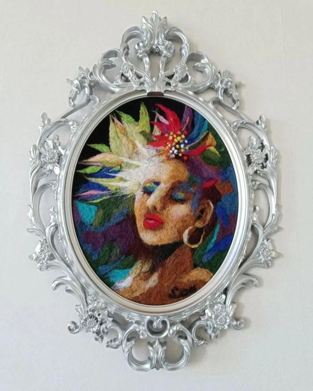 Saija Candelin: She's blooming 2025. Neulahuovutettu villamaalaus korkeus 88 cm leveys 62 cm.