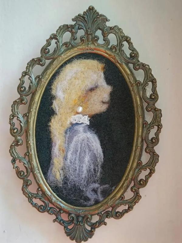 Saija Candelin: Elsa. Neulahuovutettu villamaalaus 2025.