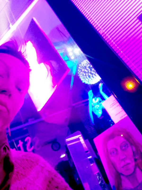 Omakuva teoksen kanssa Ruuduntakaa tapahtumasta 2024