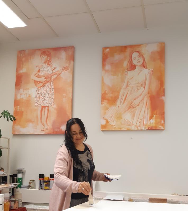 Maria Mughal työhuoneellaan